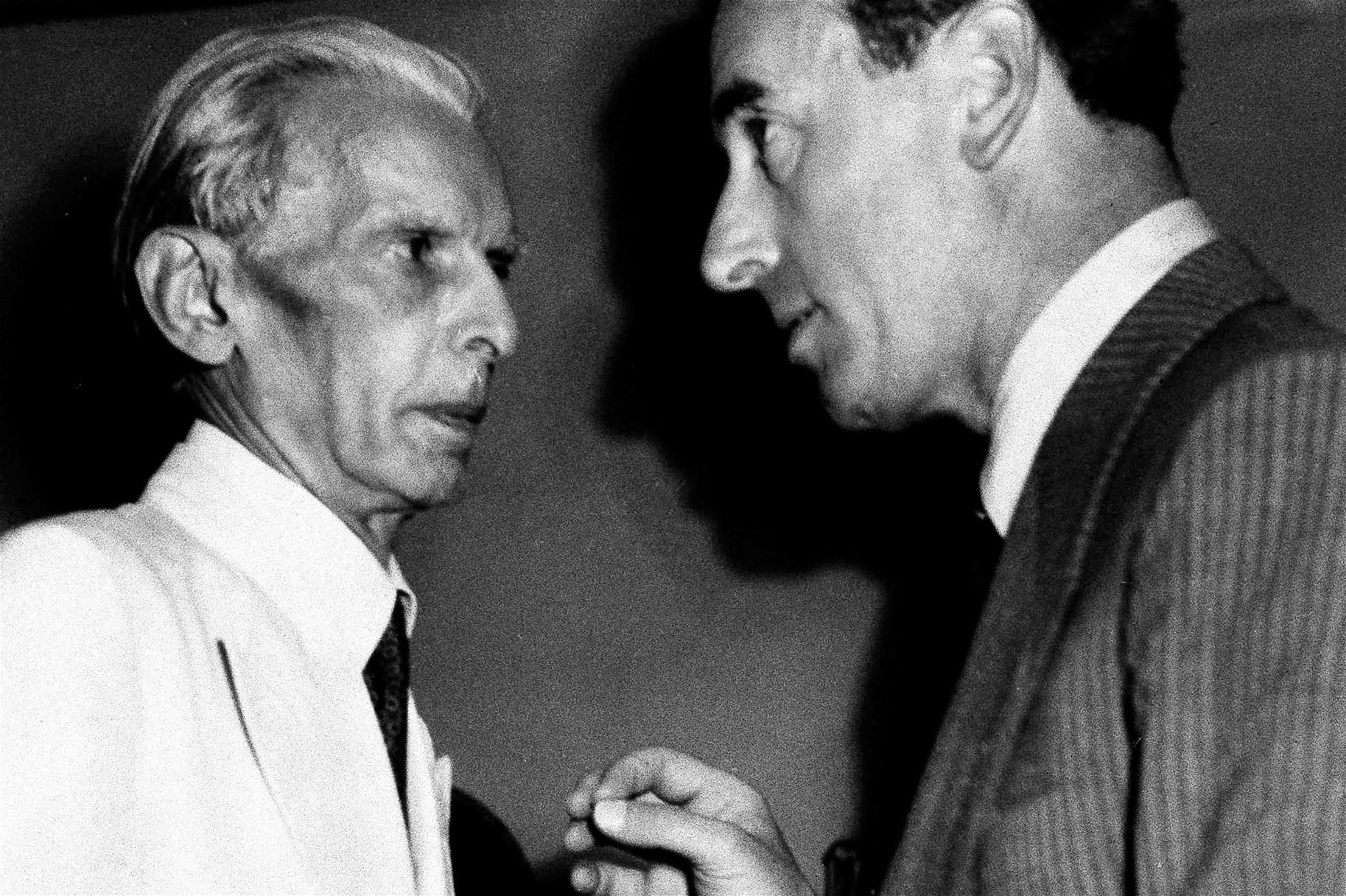 The Muslim Leagues ledare Muhammed Ali Jinnah (t v) samtalar med vicekungen av Indien Lord Louis Mountbatten på denna bild från juni 1947. Jinnah kom, efter att ha lagt om politisk kurs jämfört med sin ursprungliga, att kämpa hårdnackat för en separat statsbildning för muslimer.