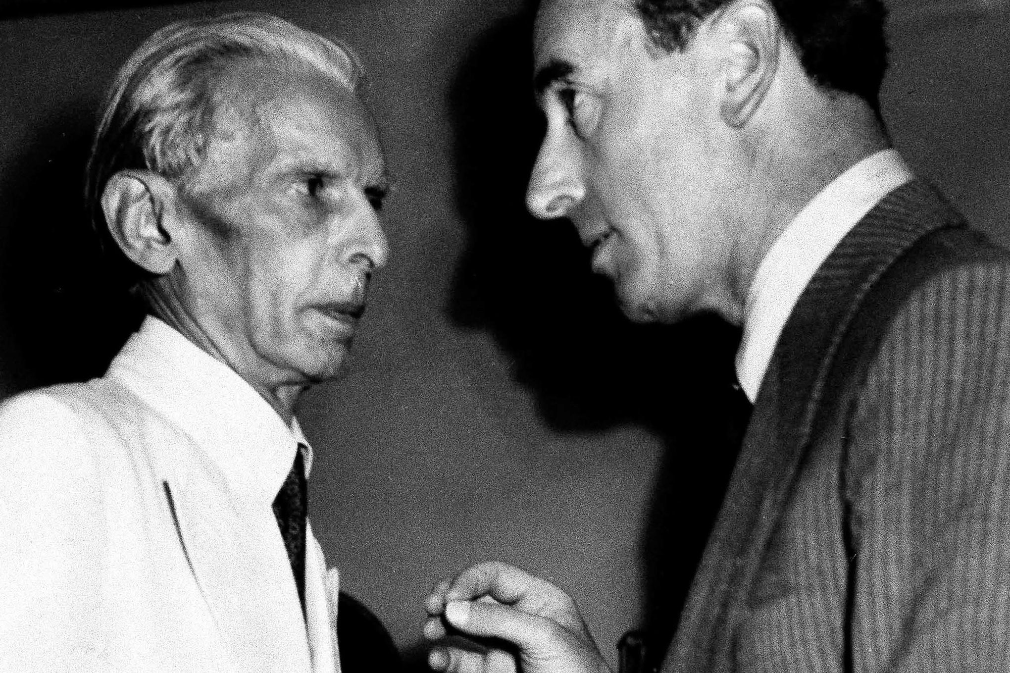 The Muslim Leagues ledare Muhammed Ali Jinnah (t v) samtalar med vicekungen av Indien Lord Louis Mountbatten på denna bild från juni 1947. Jinnah kom, efter att ha lagt om politisk kurs jämfört med sin ursprungliga, att kämpa hårdnackat för en separat statsbildning för muslimer.