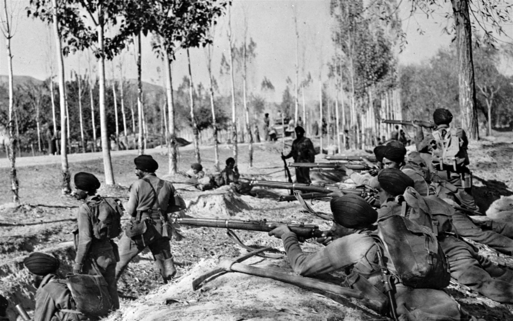 Indiska sikhiska soldater hjälper till att hålla regionen Kashmirs huvudstad Srinagar på detta foto från 1947. Britterna var angelägna
om att dra sig ur den indiska subkontinenten utan att förlora allt för mycket av sitt politiska och ekonomiska inflytande.