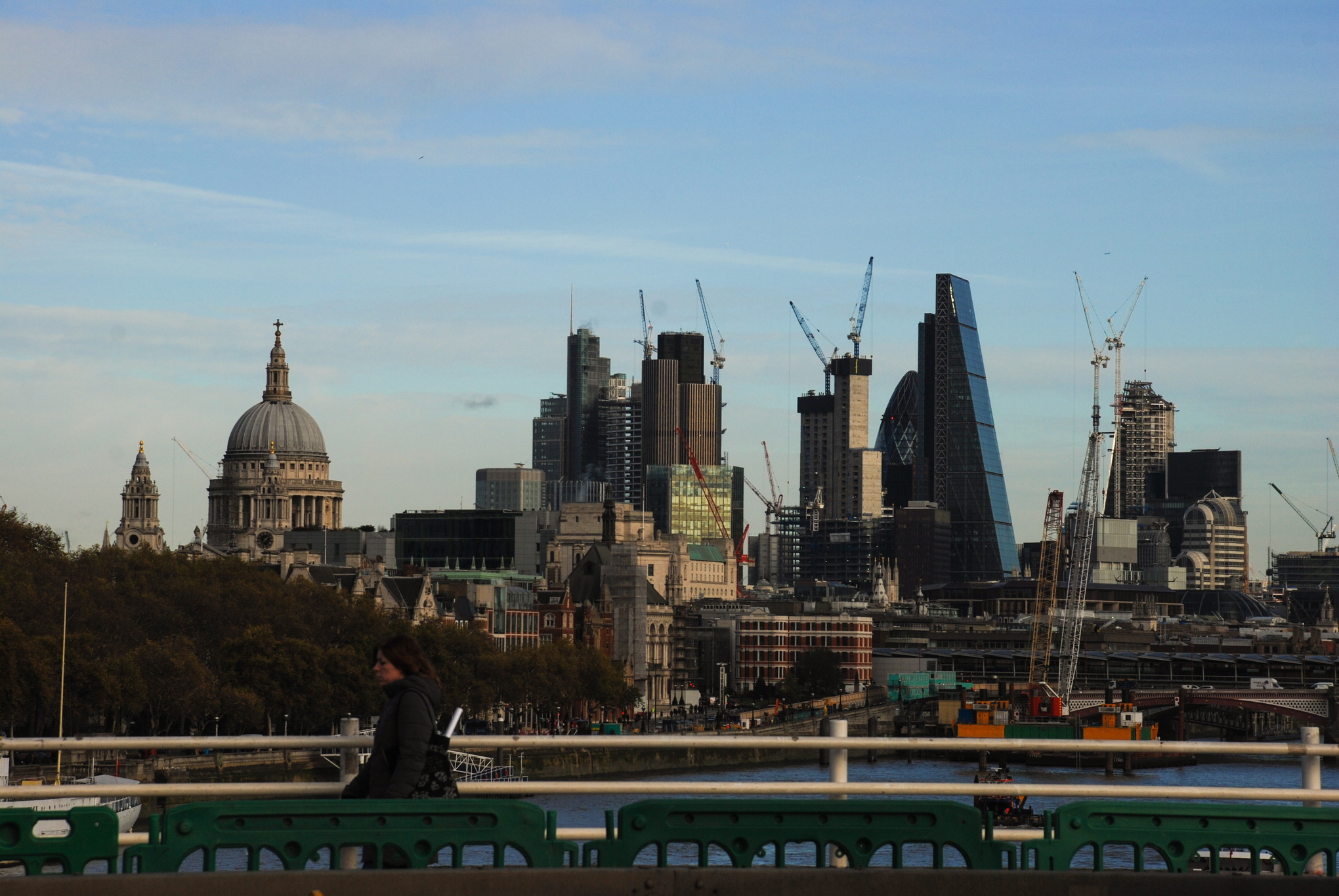 Över London syns kranar och byggarbeten, tecken på en
stad i förändring. Migrantarbetare står för en stor del av
omvandlingen, i sektorer där utsattheten ofta är stor.