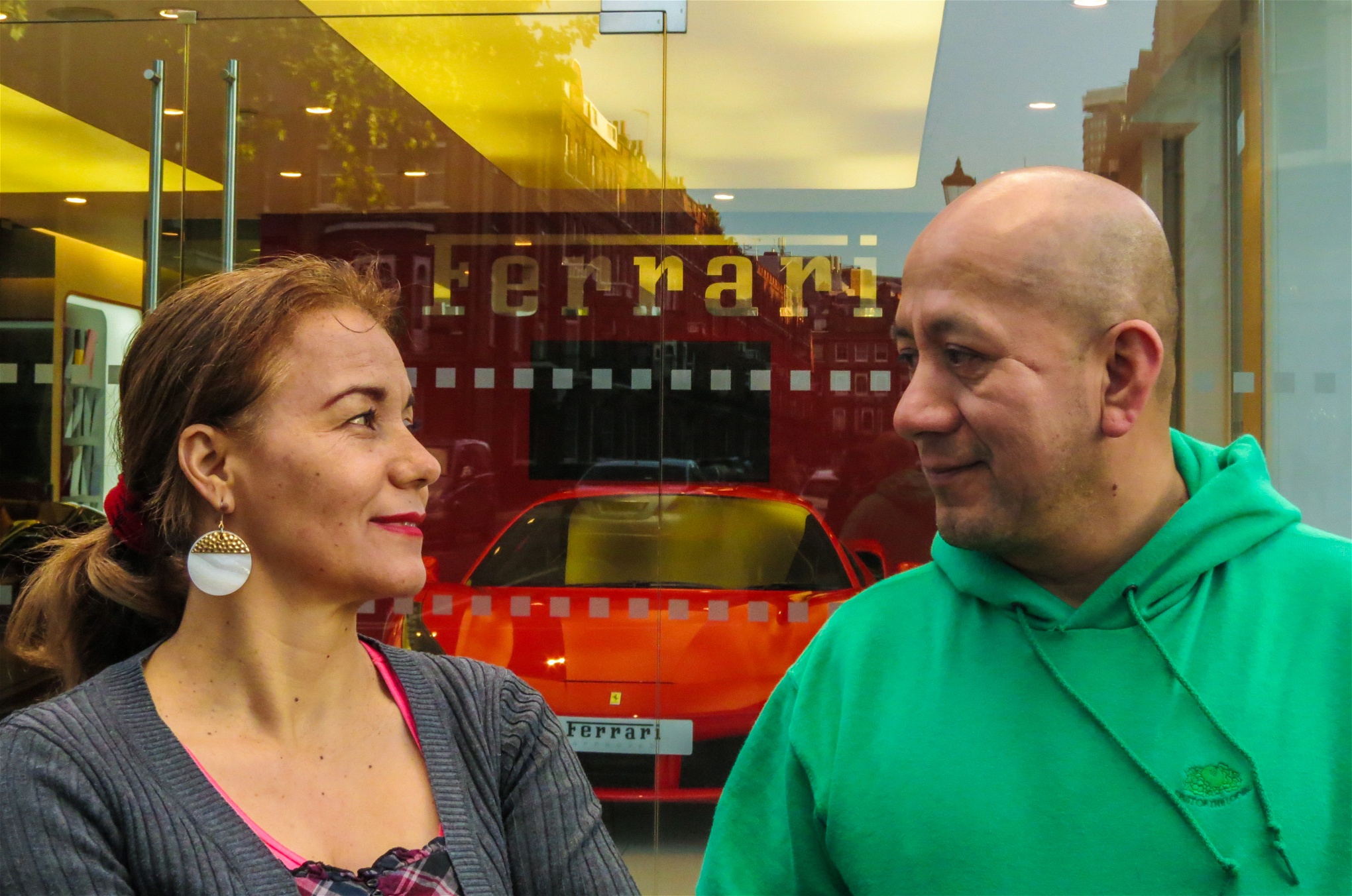 Freddy
López och Angélica Bolanos
utanför Ferraris visningshallar.