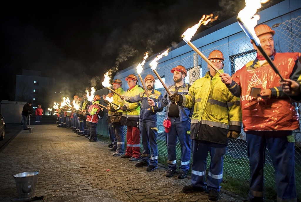 9 januari 2018. Arbetare från nattskiftet på företaget Aluminium Norf GmbH i Neuss i Tyskland vid en varningsstrejk.