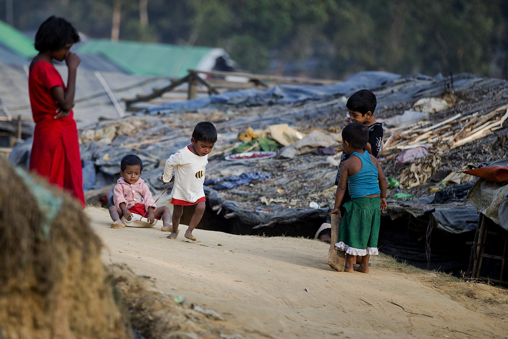 December 2017. Barn leker med en hemmagjord lådbil, tillverkad av en plastdunk, i Kutupalong-lägret i Ukhiya i Bangladesh.