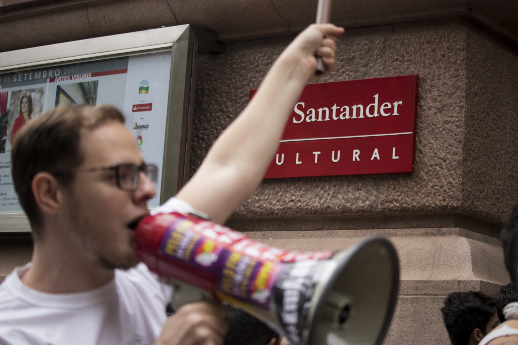 Hbtq-aktivster protesterade mot stängningen av QueerMuseu-utställningen förra året.