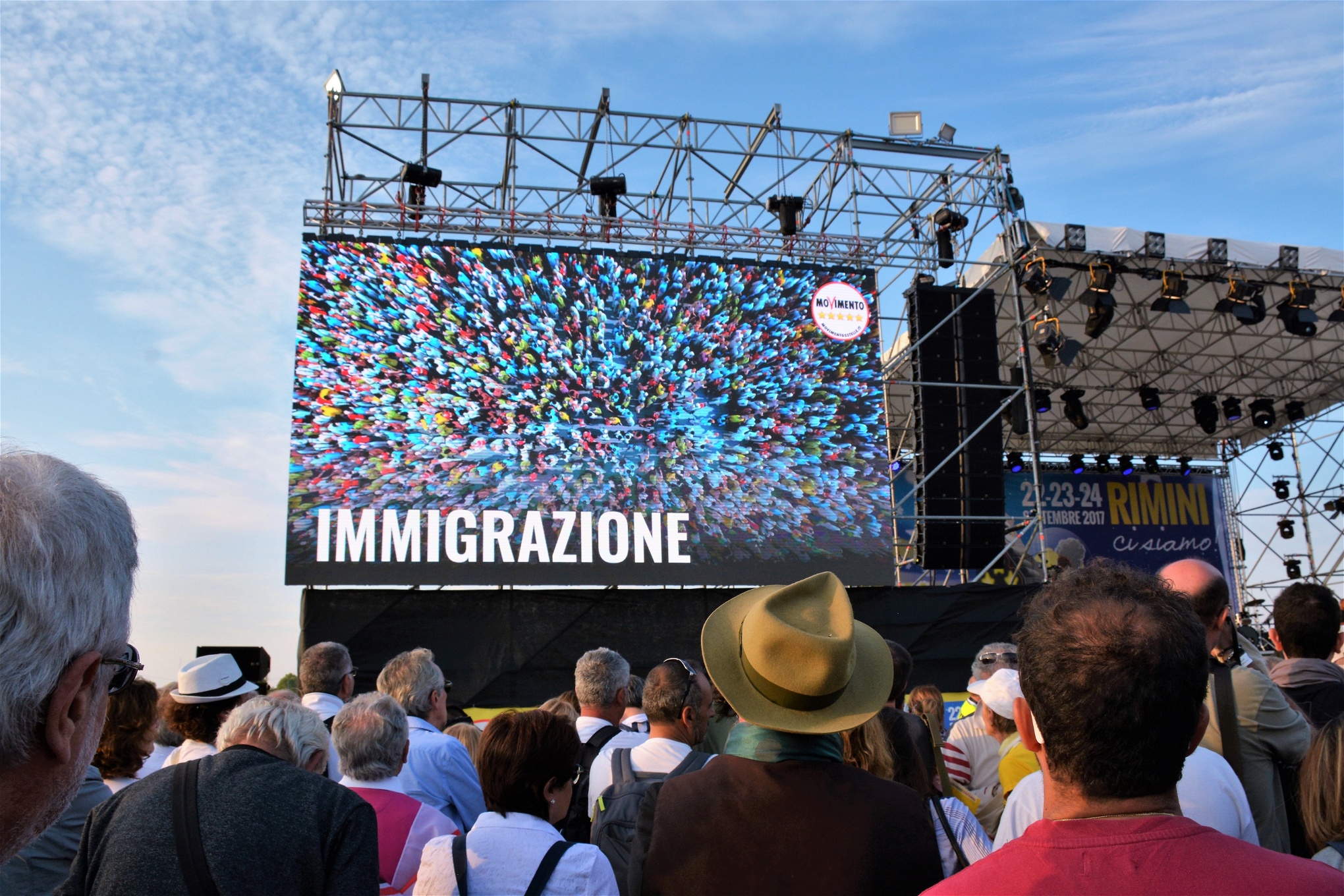 I september förra året höll Femstjärnerörelsen partikonvent i Rimini, med siktet
inställt på regeringsmakten 2018. Rörelsen har utvecklats
till ett parti med relativt
stor väljarbas och parlamentarisk representation. De ansluter sig till en asylpolitik
som förespråkas
av tunga EU-länder, som syftar till att flytta EU:s gränser längre bort.