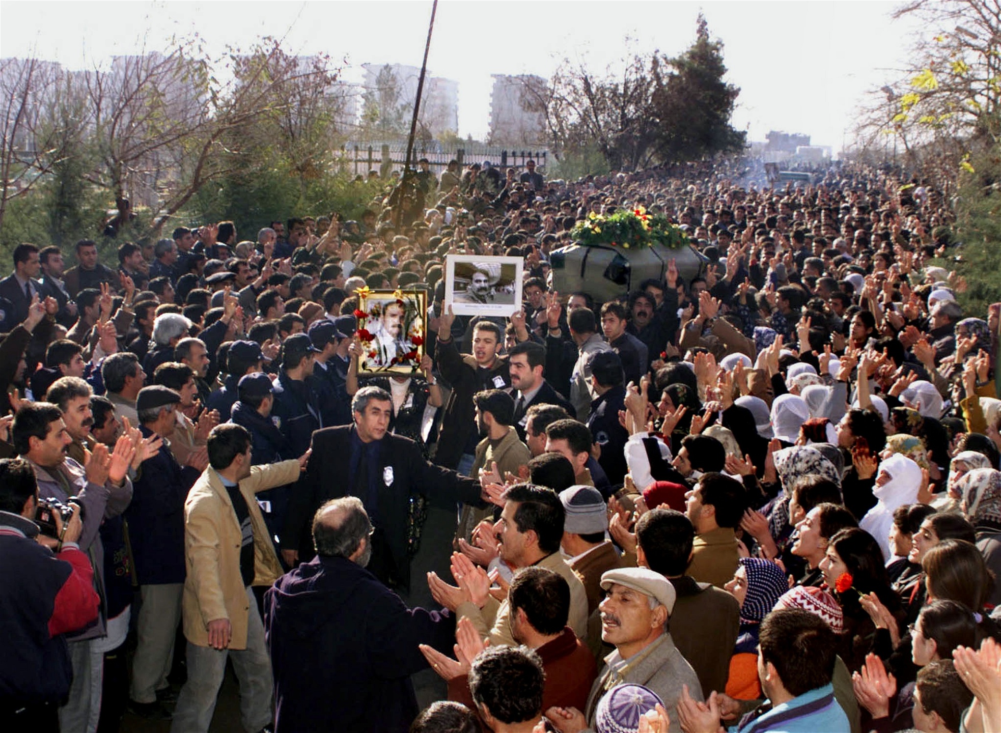 Tusentals människor närvarade vid begravningen av den kurdiske författaren och aktivisten Mahmut Baksi i Diyarbakır 2001. Baksi flydde från Turkiet till Sverige 1970 efter att ha hotats av fängelse för att ha publicerat en bok på kurdiska.