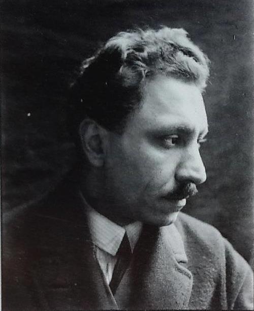 Det latinska alfabetet anpassat för kurdiska utvecklades av författaren, språkvetaren och revolutionären Celadet Alî Bedirxan.