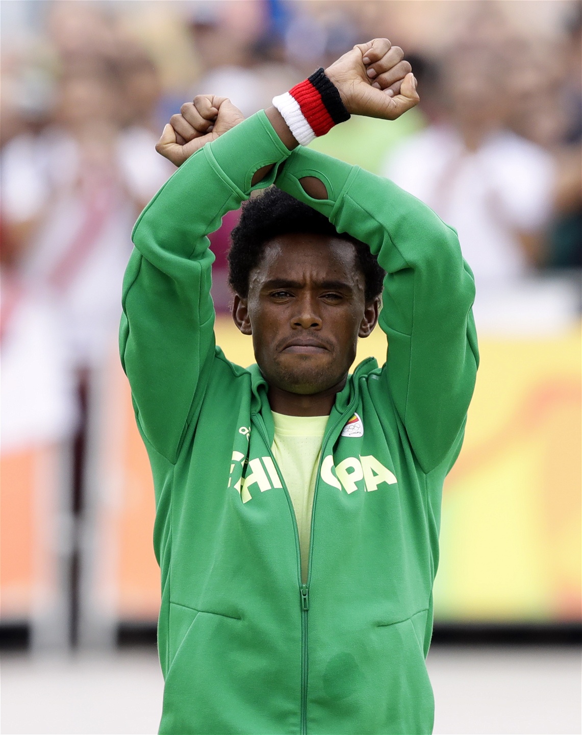 Den etiopiske löparen Feisal Lyles avslutade sitt maratonlopp vid OS i Rio de Janeiro 2016 med en gest som via sociala medier har spridits som en symbol för oromiernas kamp mot regeringen.