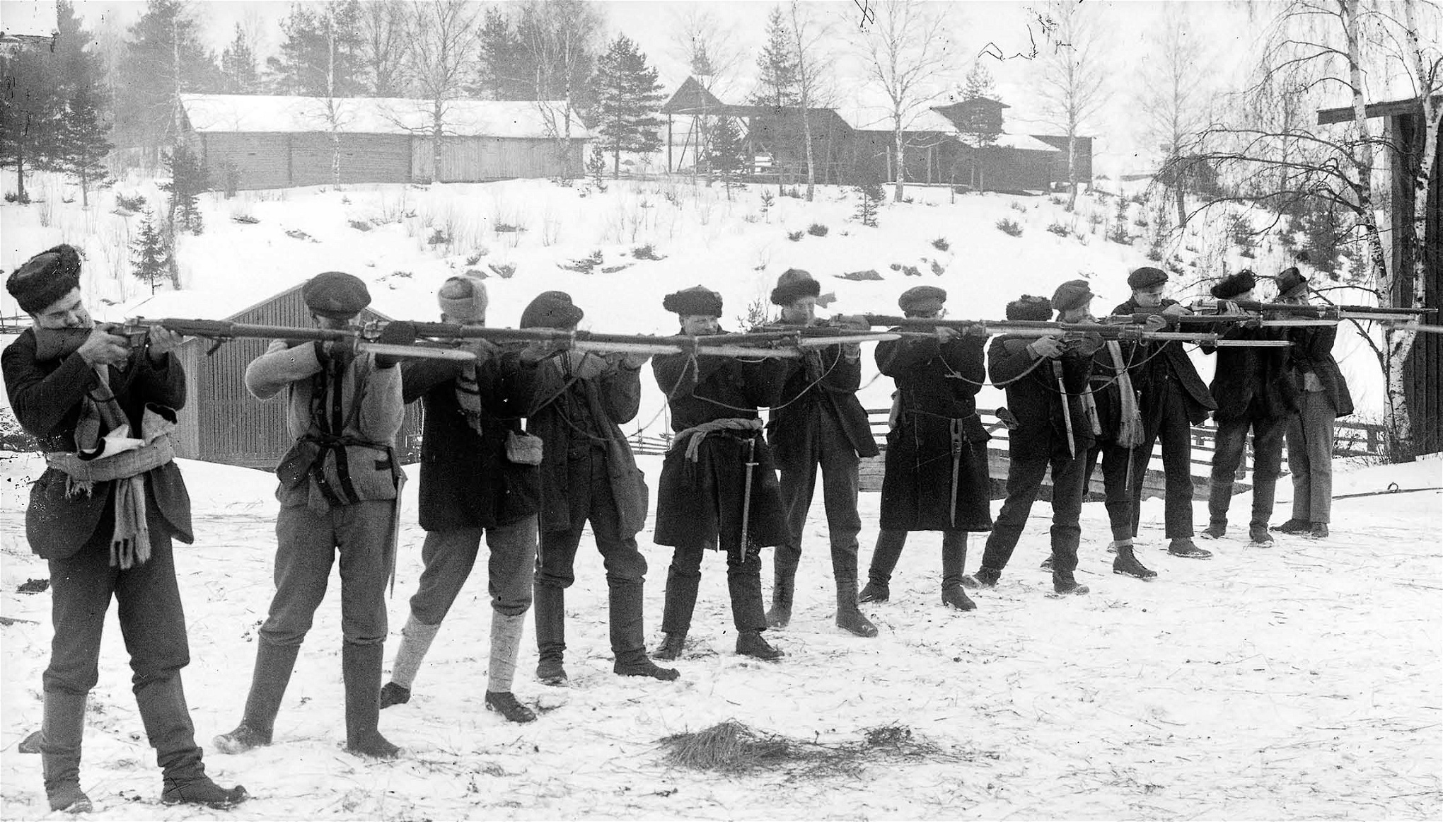 Skjutövningen med röda gardet. Till en början knöt många radikala socialister i Norden förhoppningar till den röda ”revolutionen”.