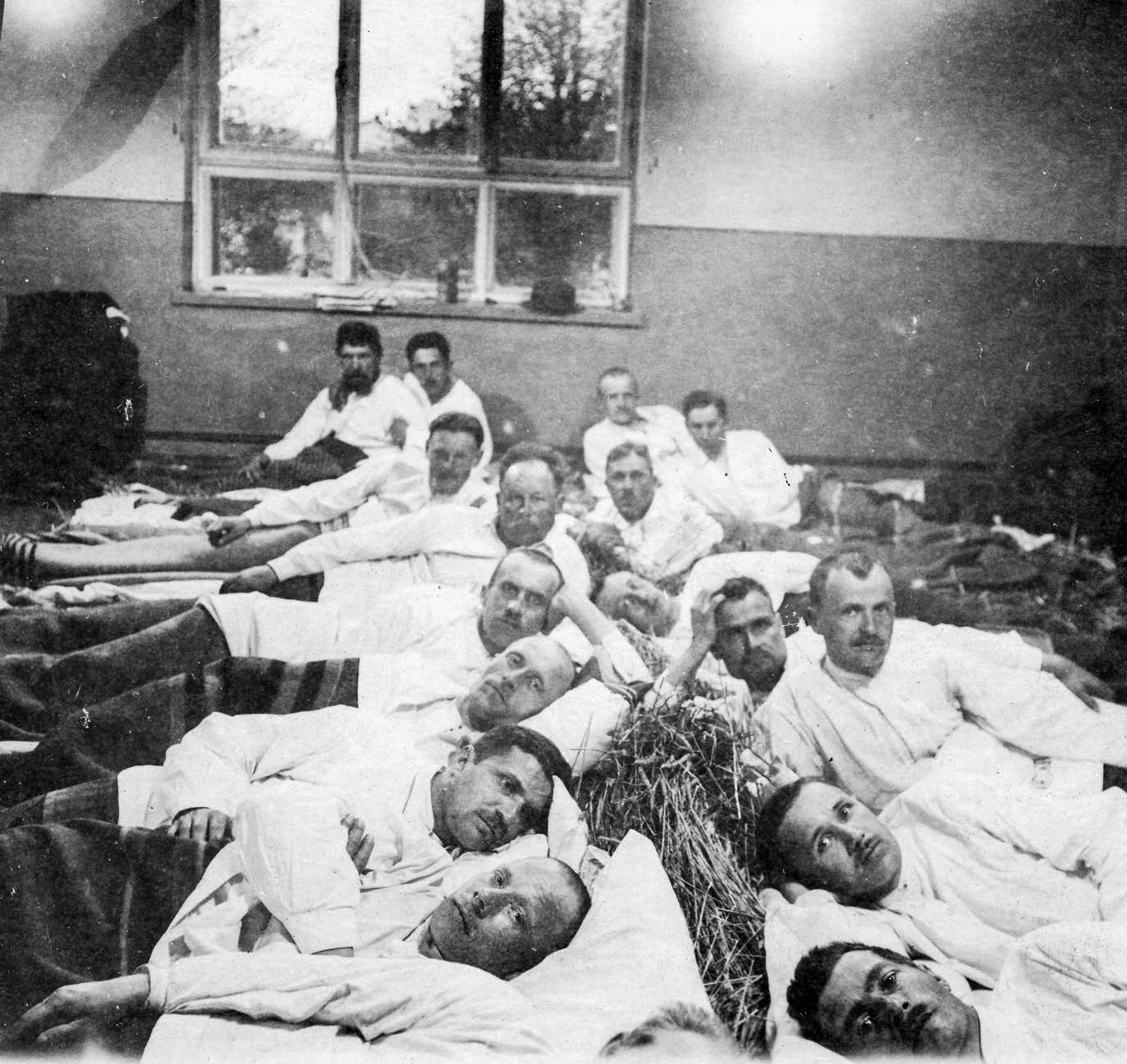 Gradvis fick de vita övertaget i kriget. På bilden skadade röda soldater på sjukhus i Tammerfors.