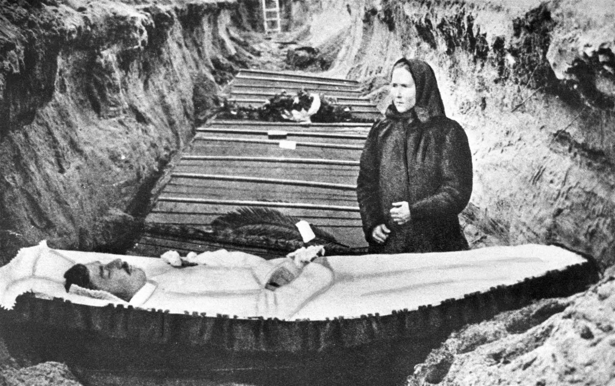 En mor sörjer sin döde son, tillhörande de röda, vid kistan i en massgrav i Björneborg. I kriget och dess efterspel
dog 38 000 människor, av vilka 28 000 var röda.