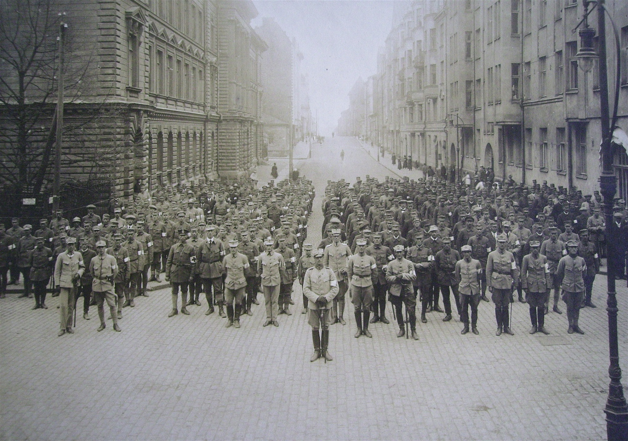 I Sverige drogs det i borgerliga kretsar samman ett frivilligförband som slogs på de vitas sida i finska inbördeskriget. På bilden
står Svenska brigaden uppställd i Helsingfors den 16 maj 1918.