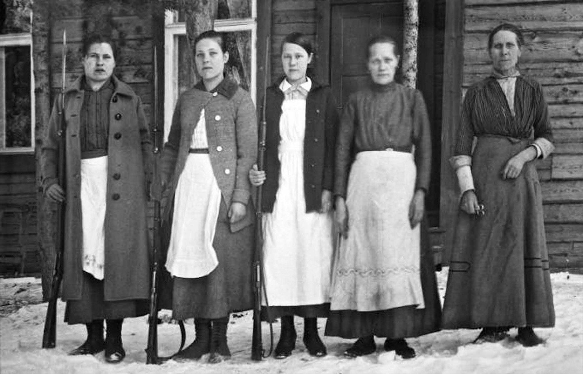 Kvinnor ur ett av de lokala röda gardena vid tiden för inbördeskrigets
utbrott. De tillfångatagna kvinnliga rödgardisterna uppges av många källor ha varit särskilt hatade av den segrande vita sidan vid krigsslutet.