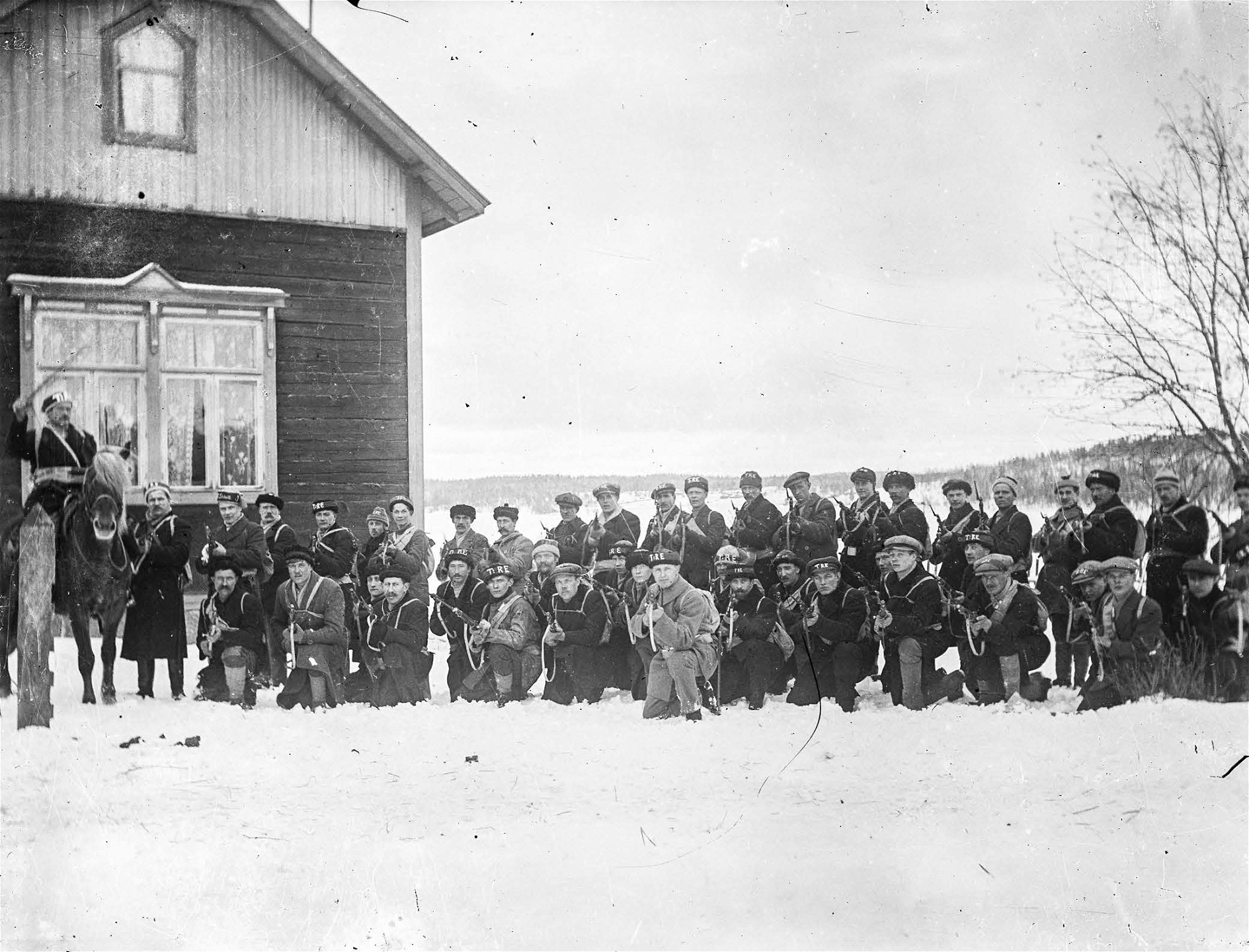 Oron för att möjligheten till politisk förändring höll på att försvinna ledde till bildandet av ett officiellt rött garde för att möta vad man såg som hotet från den expanderande
skyddskårsrörelsen. På bilden röda gardet i Tammerfors i början av 1918.