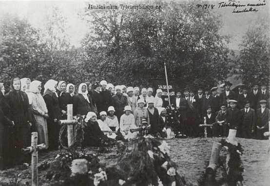 Samling vid massgraven i Jämsä 1918. Bilden publicerades 1928 i boken Kärsimyksen
teiltä (”Från lidandets vägar”).