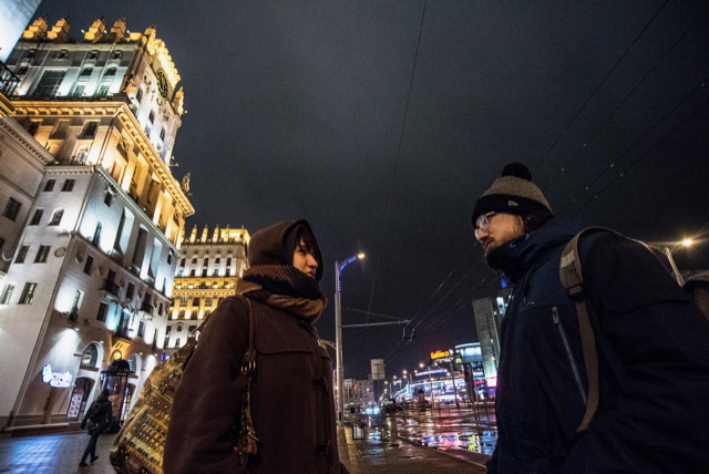 ”De flesta som är välutbildade väljer i regel att dra härifrån illa kvickt. Men jag
vill jobba inom kultursektorn i framtiden och då ser jag det till och med som en
fördel
att stanna kvar här konstigt nog“, säger Lina Miadzvedzevas. Här tillsammans
med vännen Dzianis Sjeka, som jobbar inom IT-sektorn, på Bobrujskajagatan.