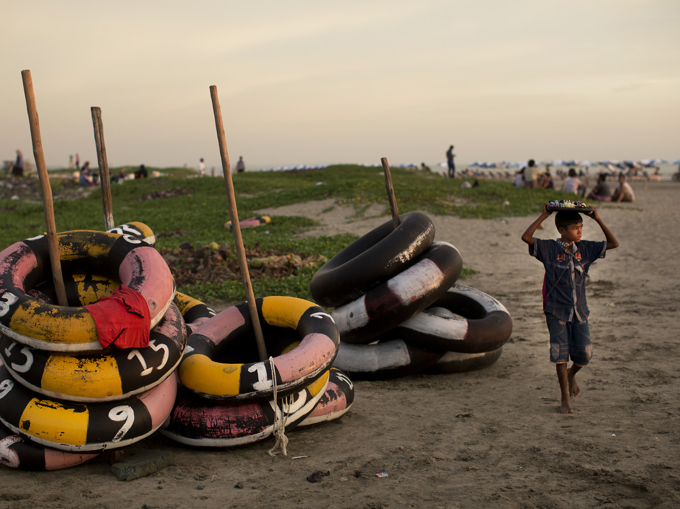 En pojke arbetar som försäljare på Cox’s Bazars strand i
Bangladesh. Stadens flyktingläger
har de senaste åren
tagit emot tiotusentals rohingyaflyktingar från Burma.