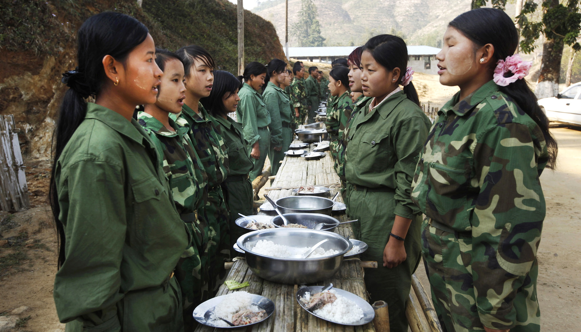 Rekryter i Kachins frigörelsearmé i Laizaområdet, ett område
i norra Burma som de kontrollerar. De vittgående autonomilöftena
för den etniska gruppen kachin från 1948 infriades inte.