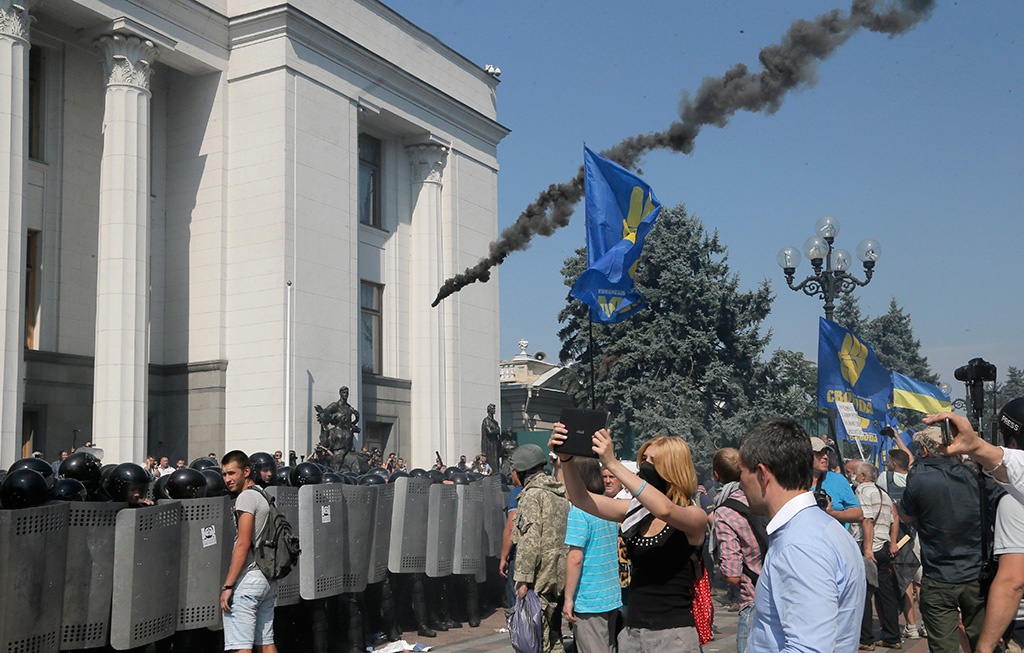 Även rökgranater kastades mot parlamentet.