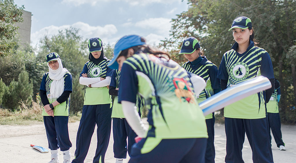 Det som förenar landets kvinnliga cricketspelare  är att deras familjer tillhör landets mest progressiva. Längst till höger Muzhgan Ahmadi, 16 år, friare här i Kabul än när hon befinner sig hemma i sin hemprovins Bamiyan.