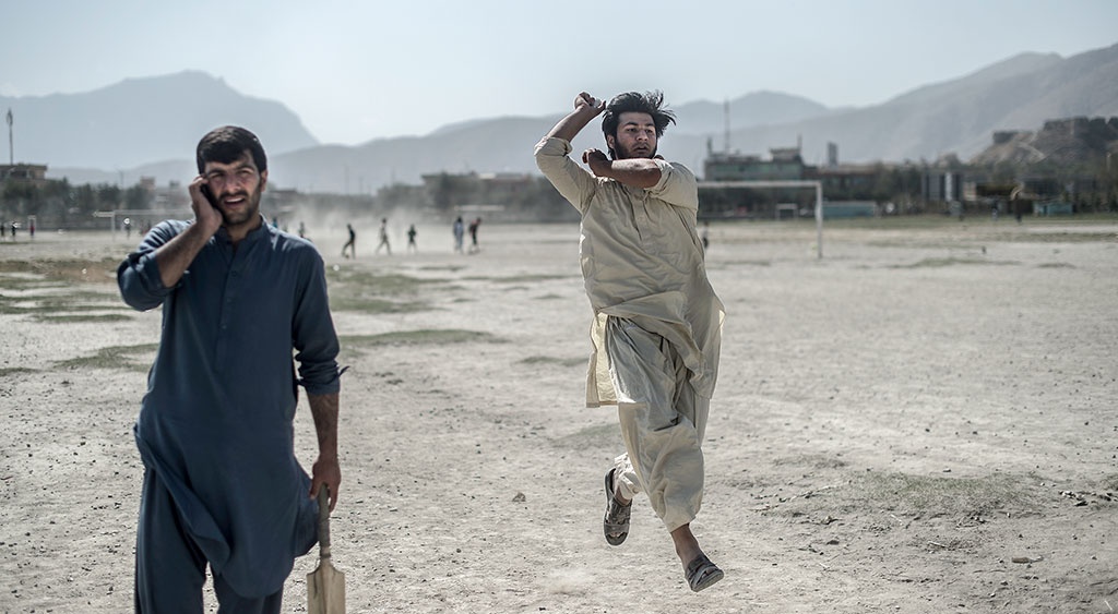 Afghanistan lider av etnisk och politisk splittring, men det finns också en längtan efter en gemensam identitet bortom de gamla konflikterna. I dag är cricket världens näst största sport och merparten av dess utövare och fans återfinns i Asien.