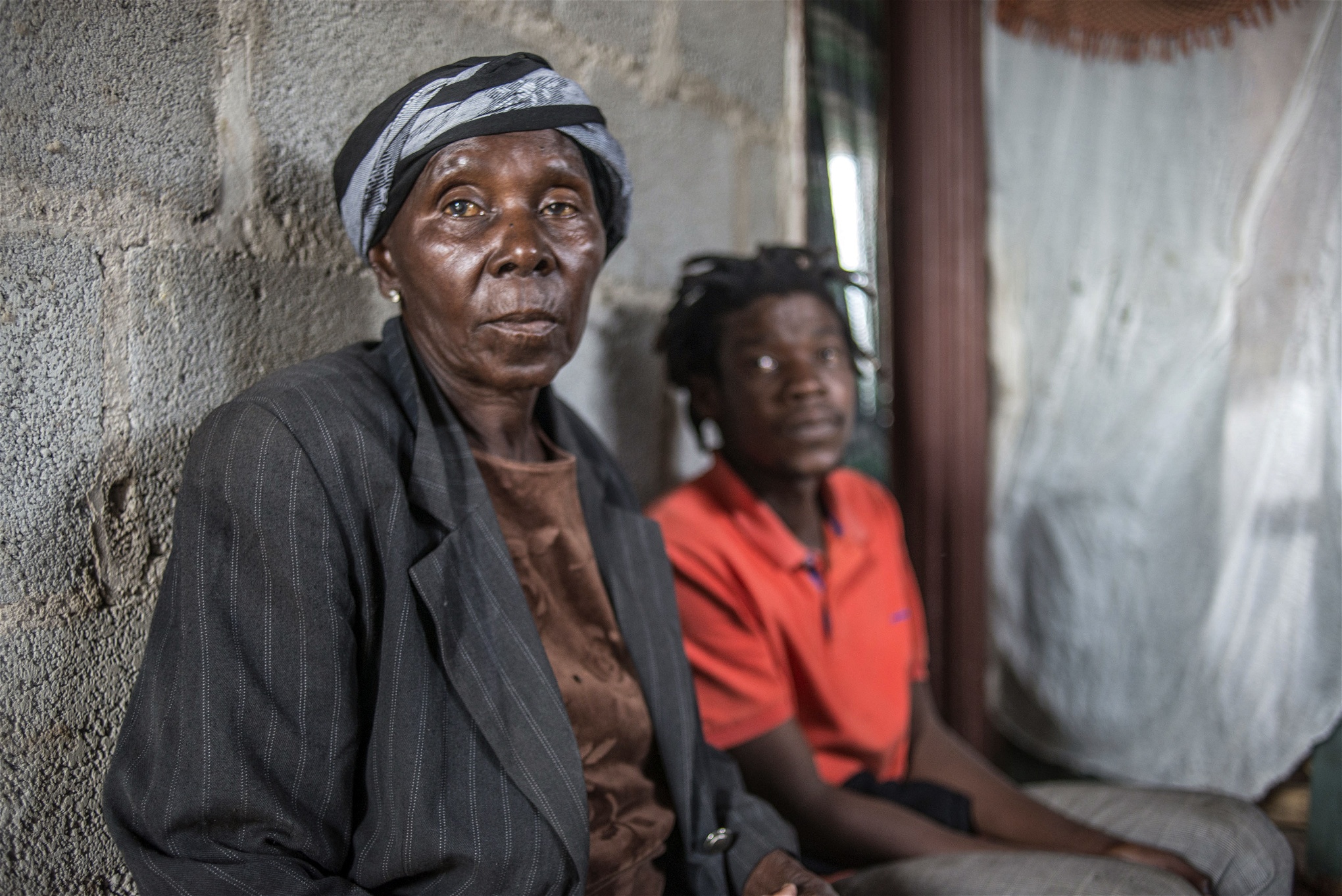 Esnath Mtetwa som är grönsaksförsäljare bor tillsammans med sitt barnbarn, 27-årige Ryan Nkata. 