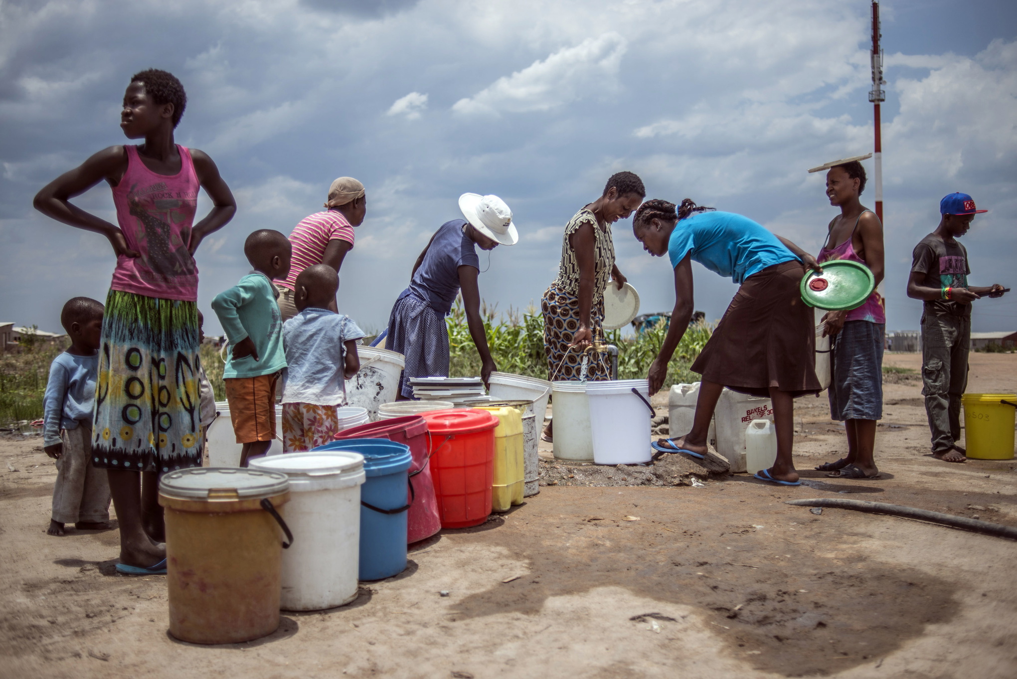 I Cowdray Park, ett bostadsområde i utkanten av Bulawayo i södra Zimbabwe, delar omkring hundra hushåll på en vattenkran, och köerna på morgonen är långa.