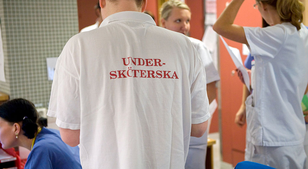 I dag söker sig få ungdomar till omvårdnadsutbildningar. En avgörande fråga är hur branschen ska kunna locka fler och få de unga vikarierna att stanna.