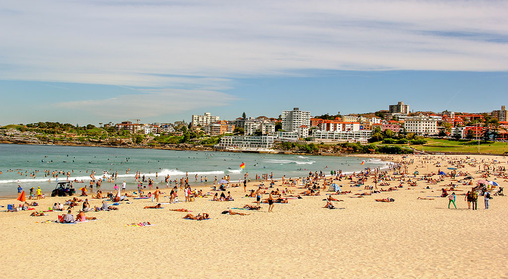 Bondi Beach, i östra Sydney. En dröm för asylsökande, och en stark kontrast till verkligheten för människorna som förösker kämpa sig i land på båtar.
Föregående uppslag: September 2009. En båt med 48 ”misstänkt asylsökande” människor siktas av Australian Customs and Border Protection drygt 14 mil utanför Australiens kust.