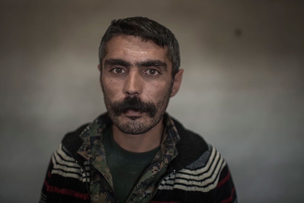 ”Här är det samfundet som är viktigt. Men när vi som folk hittat den frihet ni redan har kanske vi också kan fokusera på det personliga”, säger Devrim Qamishli, 30 år gammal och befälhavare i YPG.
