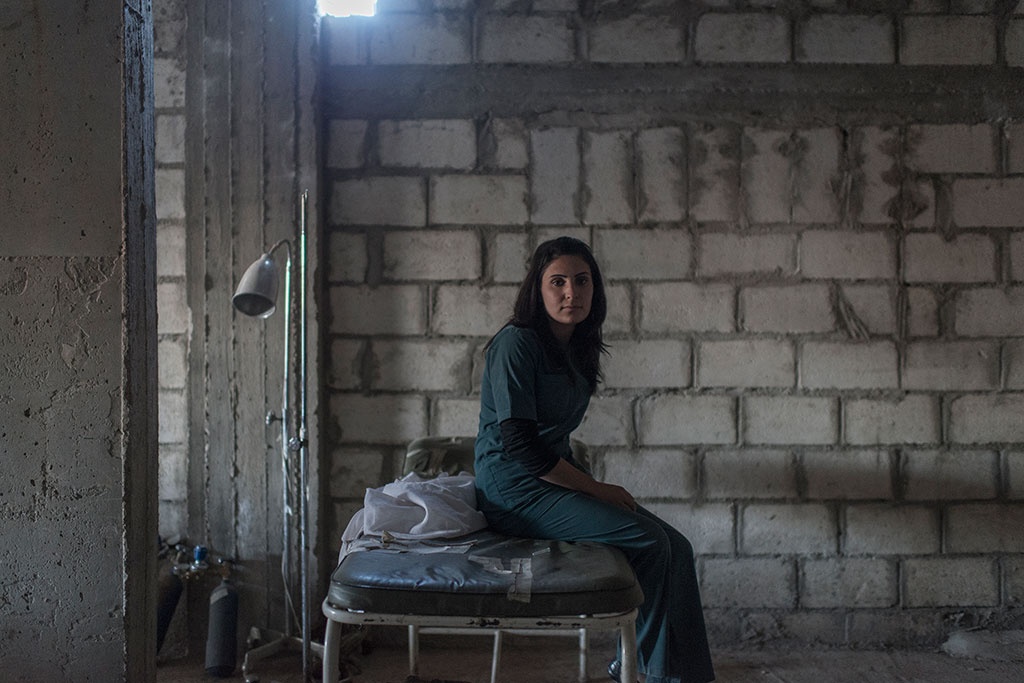 Zeirin Firmi, sjuksköterska och en av de frivilliga som arbetar på medborgarkliniken i Ras al-Ayn, som öppnades när stadens sjukhus stängde vid islamisternas intåg.
