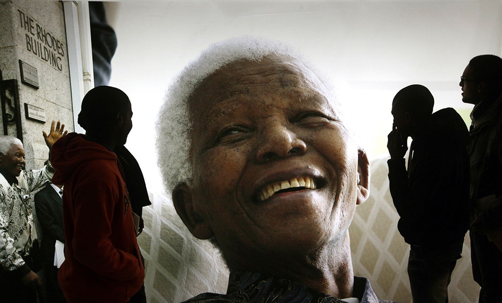<strong>December: Revolutionären Mandela dör</strong>

Den 5 december kommer beskedet att antiapartheidkämpen, revolutionären, fredspristagaren tillika Syd­afrikas förre president Nelson Mandela avlidit, 95 år gammal. 
Mandela var en av dem som på fredlig väg tillsammans med det socialistiska oppositionspartiet ANC kämpade mot apartheidregimen i landet. Efter Sharp­villemassakern 1960, då 69 svarta sydafrikaner sköts ihjäl av polis vid en ­demonstration, radikaliserades Mandela och blev ledare för ANC:s väpnade gren Umkhonto we Sizwe, på svenska Nationens spjut. 1962 greps han och dömdes till livstids fängelse för terrorism. 
1990, efter nästan 28 år i fängelse varav 18 av dem på den ökända fängelseön Robben Island där politiska fångar hölls, frigavs Mandela. Fyra år senare valdes han till president i landets första fria demokratiska val, en post han innehade fram till 1999.
Nelson Mandela begravdes den 15 december i byn Quno där han föddes 1918.

