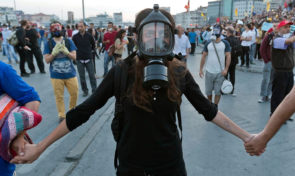 <strong>Juni: Turkisk kravallpolis förvandlade Istanbuls Gezipark till ett slagfält
</strong>
Den 1 juni blir protesterna i Turkiet på liv och död när den 26-årige­ demonstranten Ethem Sarısülük skjuts i huvudet av en polisman. Protesterna, som inleddes som en fredlig manifestation mot den planerade rivningen av Geziparken i Istanbul i slutet av maj, sprider sig över landet. Efter polisens brutala bemötande av demonstranterna riktas i  stället protesterna mot presidenten Recep Tayyip Erdoğan och det islamistiska AKP-partiet. 
Innan oroligheterna är över i september har fem personer omkommit och över 8 000 personer skadats. Enligt domstolsbeslut blir Geziparken kvar. Dock lyckades inte de protesterande med att avsätta president Erdoğan.
