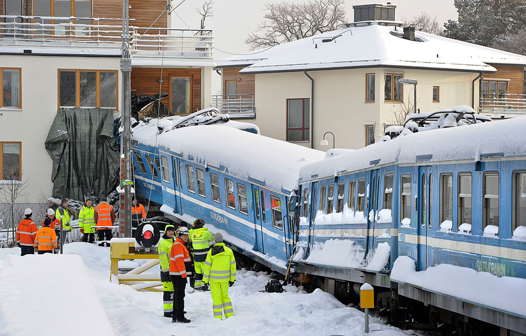 <strong>Januari: Trafikbolag anklagar städerska för tågstöld</strong>
Ett förarlöst 85 ton tungt tåg på den stockholmska Saltsjöbanan skenar och kraschar i 80 kilometer i timmen in i ett bostadshus vid ändstationen. Entreprenören Arriva och SL går ut med informationen att den 22-årig tågstäderskan, som var ombord och skadades svårt, stulit tåget. Hon anhålls i sin medvetslöshet för allmänfarlig ödeläggelse och nyheten spred sig över hela världen. Det ska dock visa sig att händelsen berodde på grova ­säkerhetsbrister, att en växel legat fel och att dödmansgreppet var urkopplat. SL och Arriva drar tillbaka sina anklagelser och tågstäderskan återhämtar sig från sina skador.   