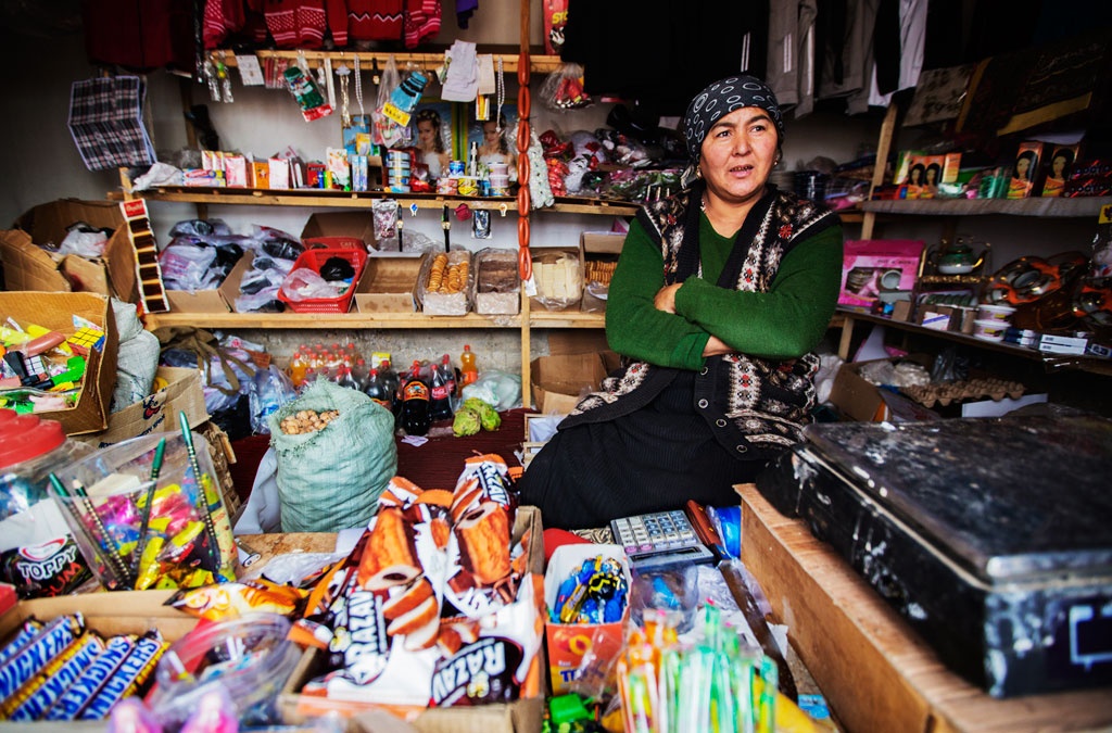 Asada Halmatova driver en kiosk där det förutom att köpa allt från godis till kläder går att sälja sina valnötter.  Föregående uppslag: Valnötterna är värdefulla, så värdefulla att det går att betala med dem i affären eller på bussen.