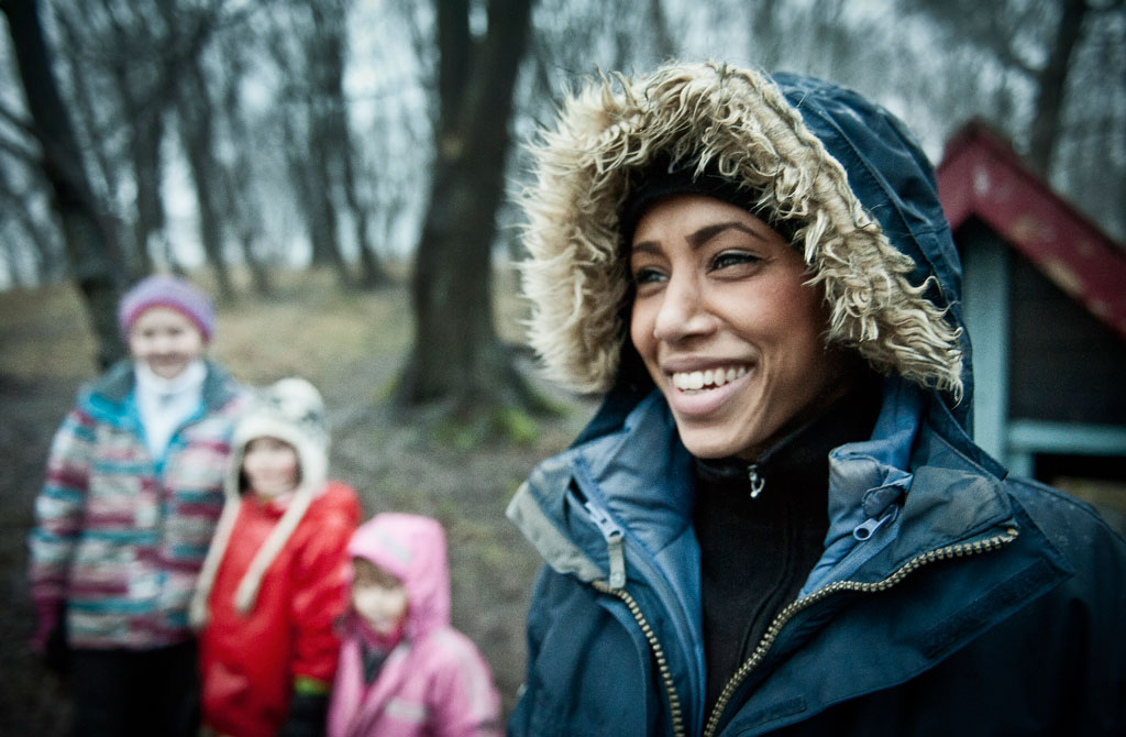 Sara Lindberg på I Ur och Skur-förskolan trivs bra med att vara ute hela dagarna och tycker inte hon har några problem av någon dålig arbetsmiljö.