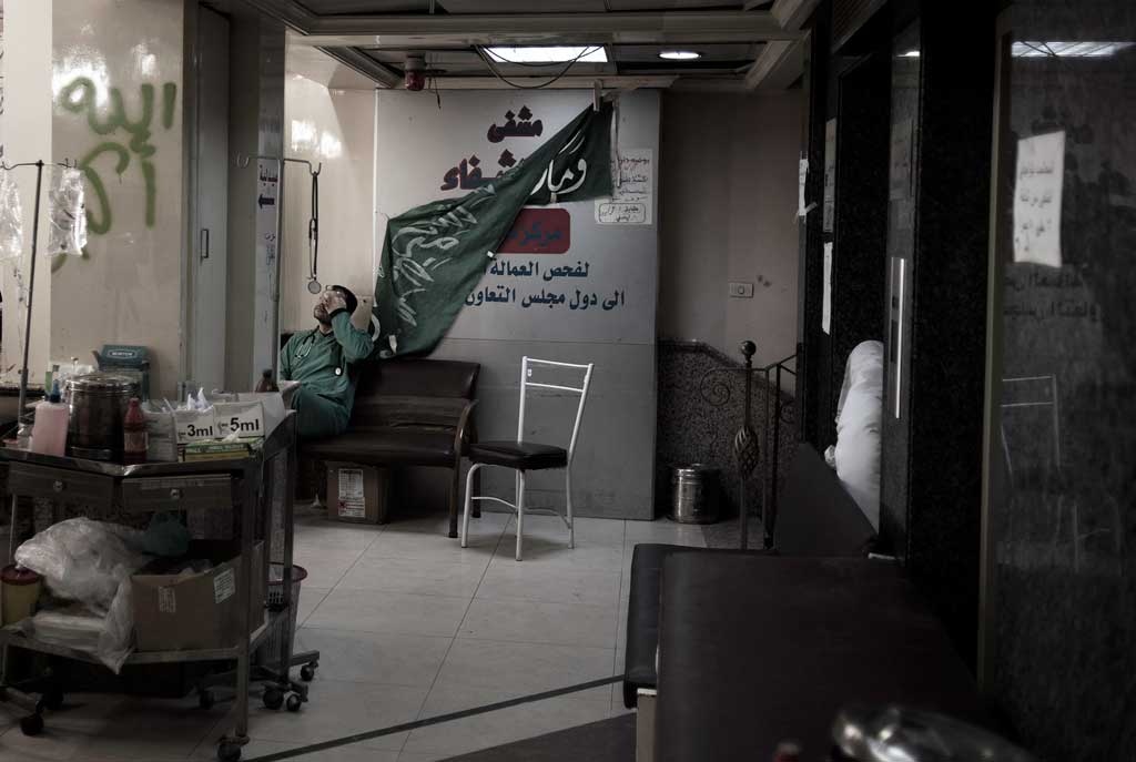 En läkare på det lokala sjukhuset i Aleppo sörjer avlidna krigsoffer.