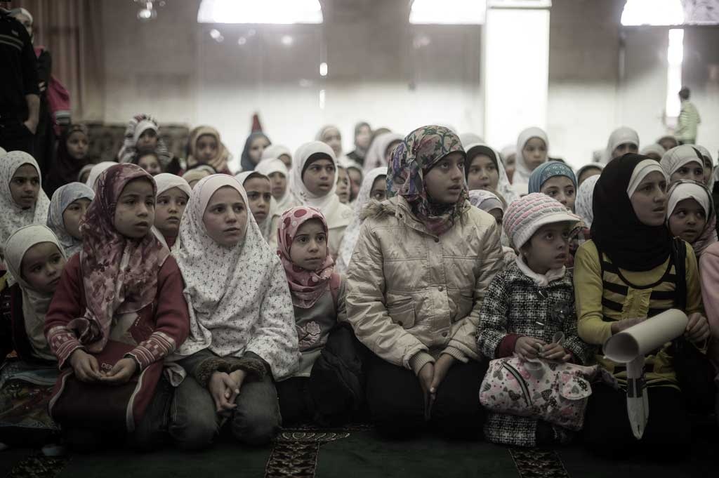 Skolundervisningen i Syrien får bedrivas där den kan, här i en moské. Inte minst för barnens skull försöker man återskapa något som liknar ett vardagsliv.