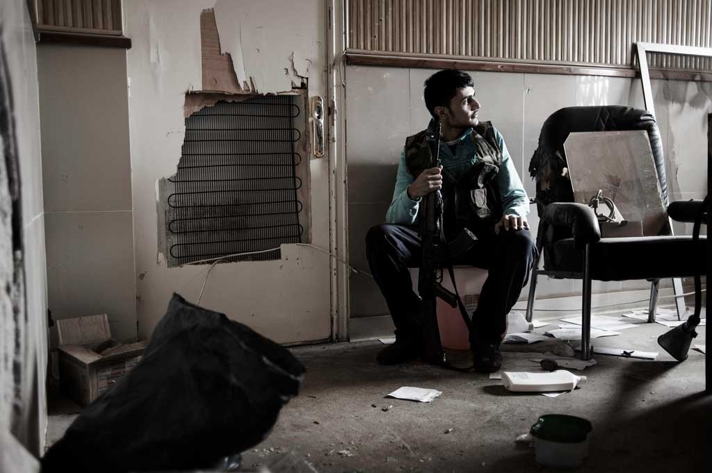 Yahea är en ung FSA-soldat som stridit mot Assads regim. Här vaktar han sjukhuset.