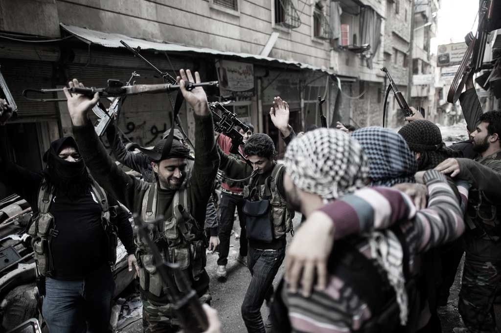 FSA-soldater börjar dansa efter en intensiv strid. 