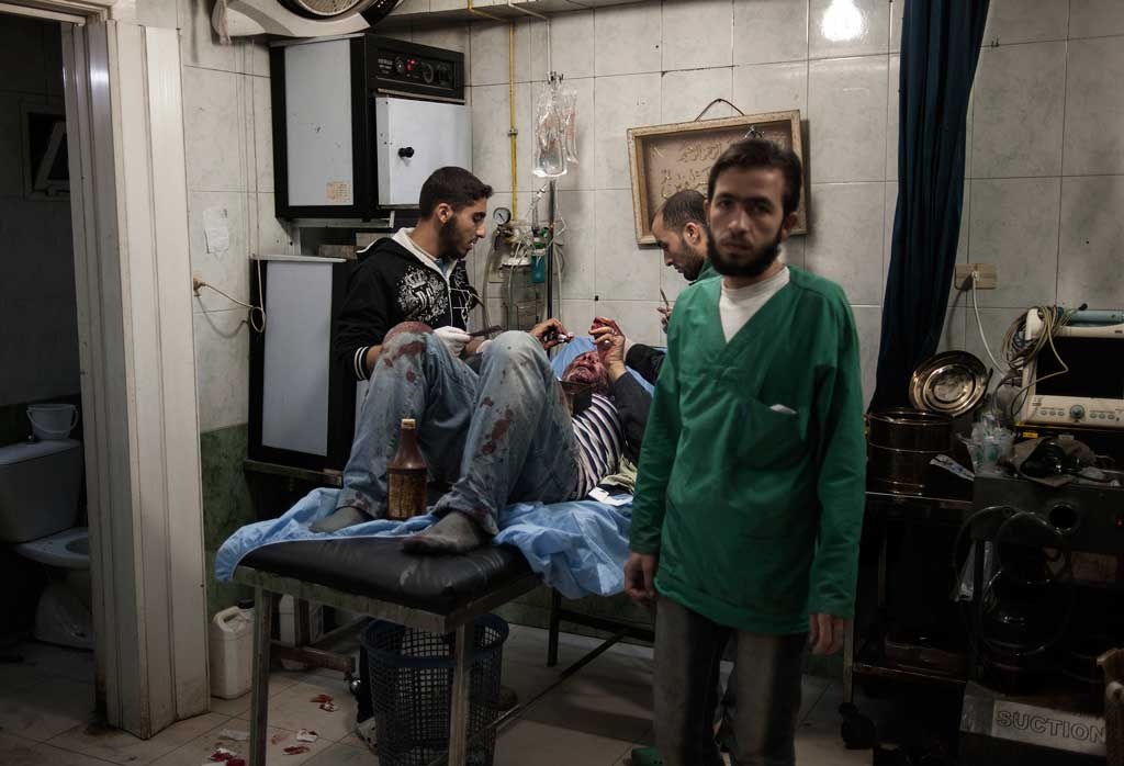 Sjukhuset i Aleppo efter ett flygangrepp. Det finns bara ett fåtal läkare kvar eftersom många flytt, och snart börjar medicin ta slut.