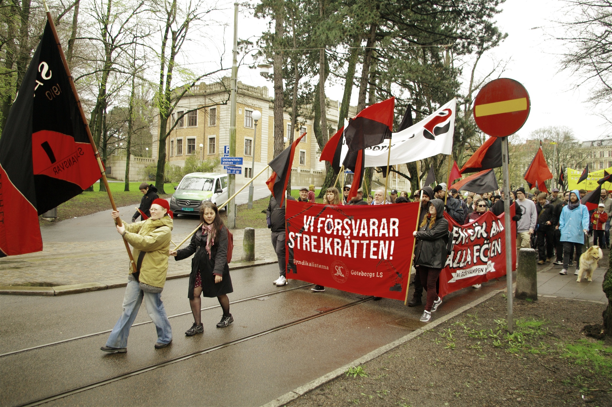 Demonstrationståg och flygbladsutdelning för strejkrätten med SAC Syndikalisterna i Göteborg. 
