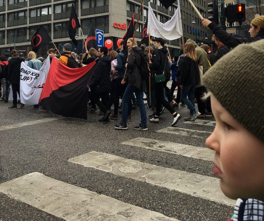 Svante kollar demonstrationståget.