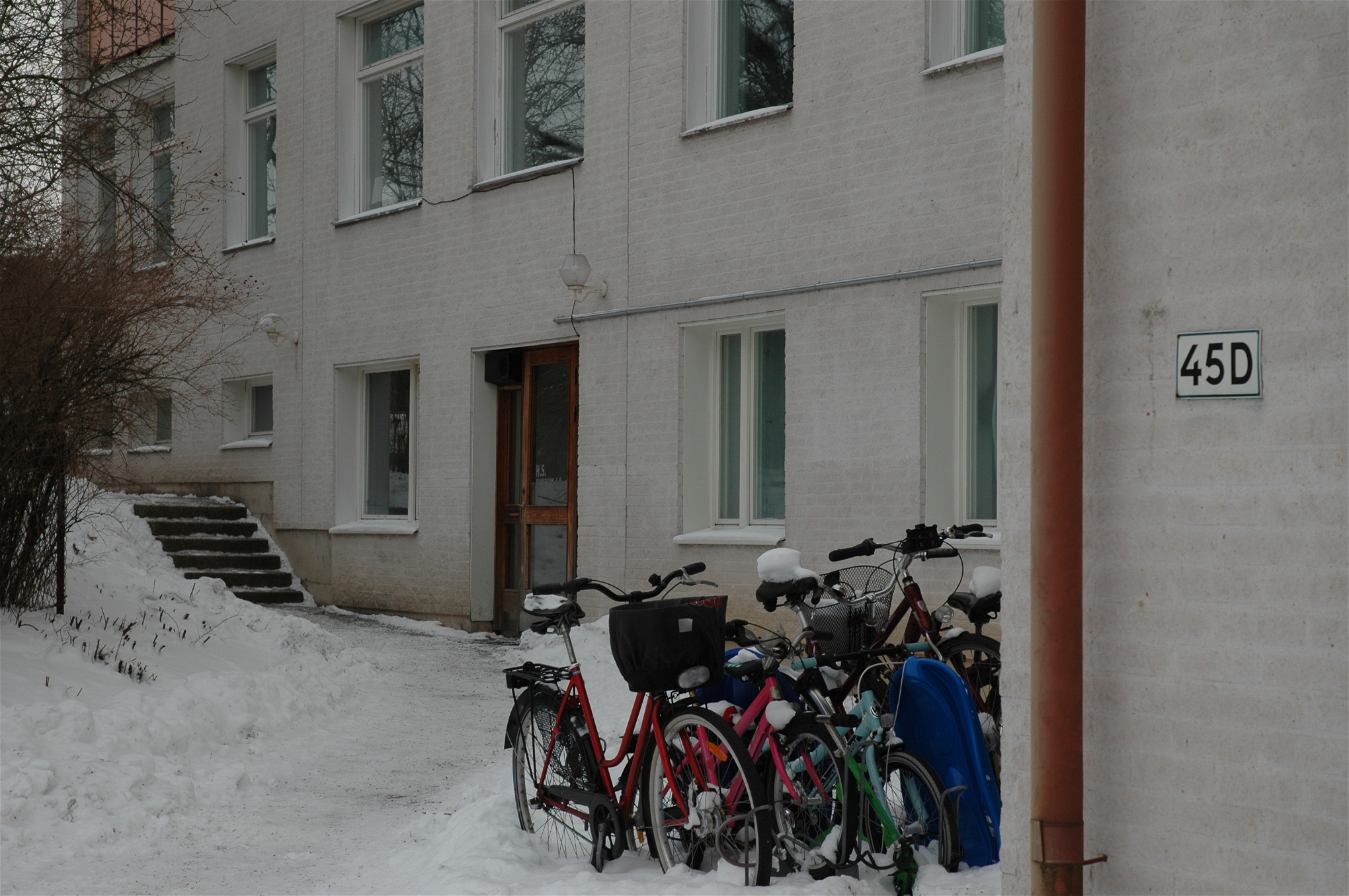 Bild tagen i vintras av huset och ingången till den lokal som Nordisk Ungdom hyr i Stocksund.