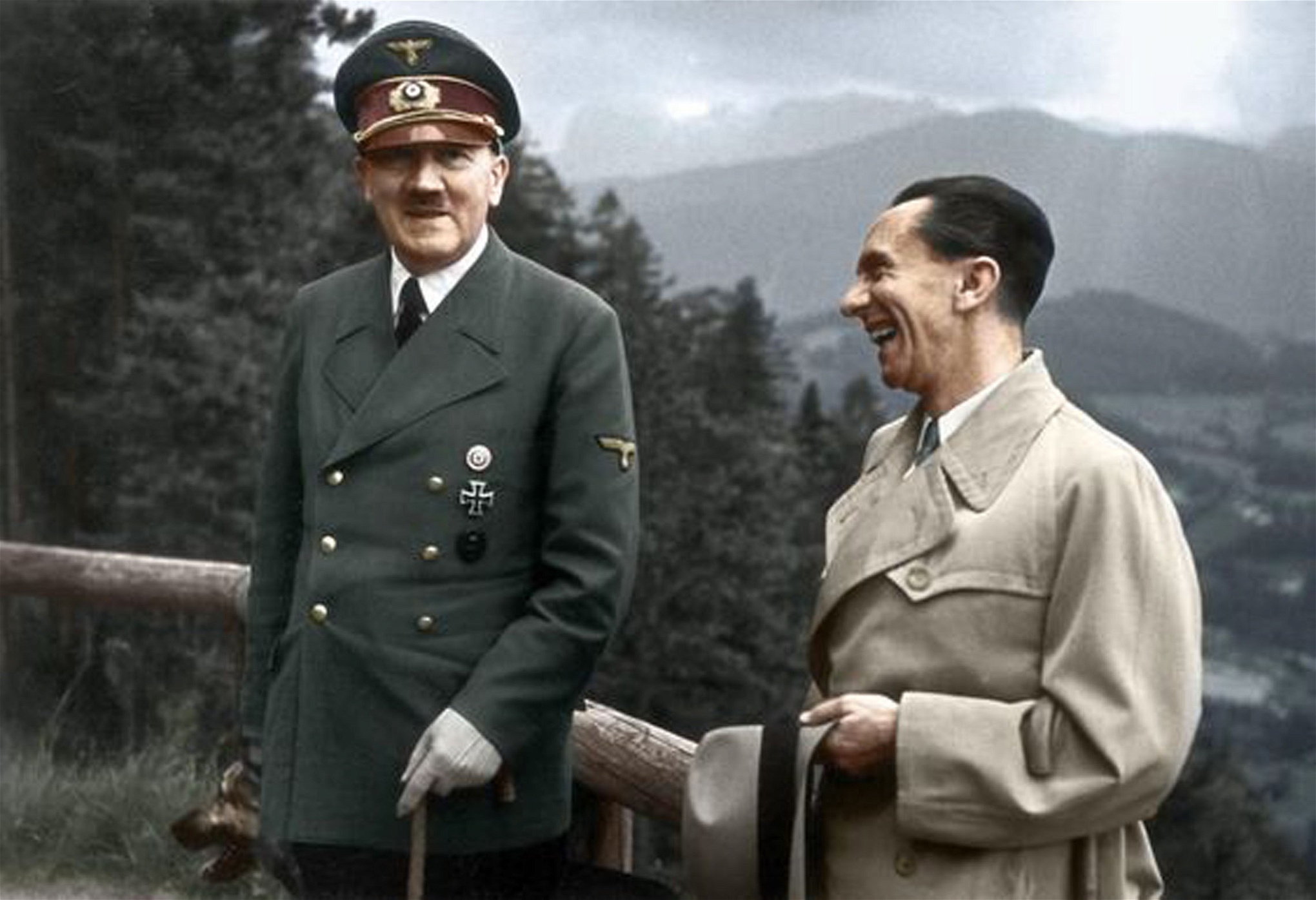 Nazitysklands ledare Adolf Hitler tillsammans med sin propagandaminister Joseph Goebbels på Obersalzberg 1943. Den extrema nationalismen föddes inte ur de moderna rörelserna för en jämlikare värld – den växte ur deras nederlag.