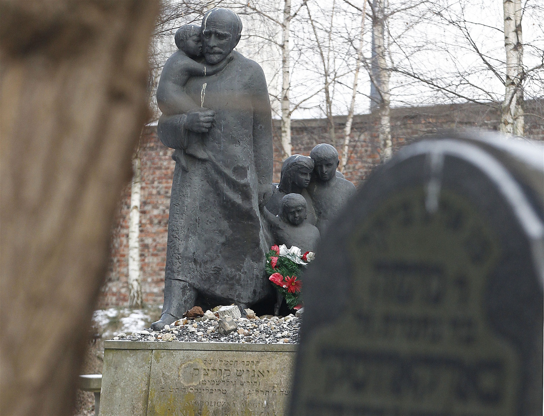 Blommor har lagts ut vid minnesmonumentet över Janusz Korczak som dog i en gaskammare i Treblinka, i Polens huvudstad Warszawa. Sedan början av 2018 är det straffbart i Polen att påstå att landet deltog i förintelsen.