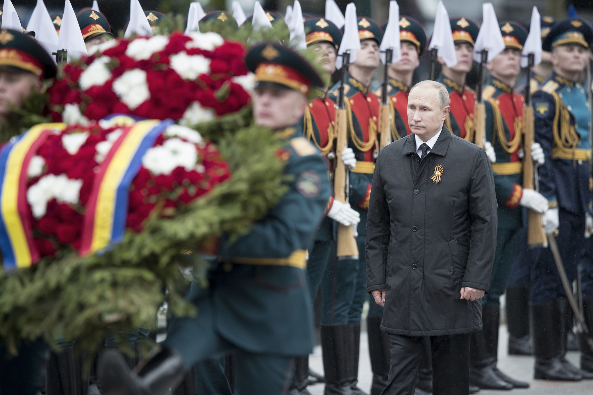 Rysslands president Vladimir Putin vid kransnedläggelseceremoni i Moskva den 9 maj 2017, 72 år efter segern över Nazityskland. I Ryssland är det numera straffbart att visa bristande respekt för det årliga firandet av segern.