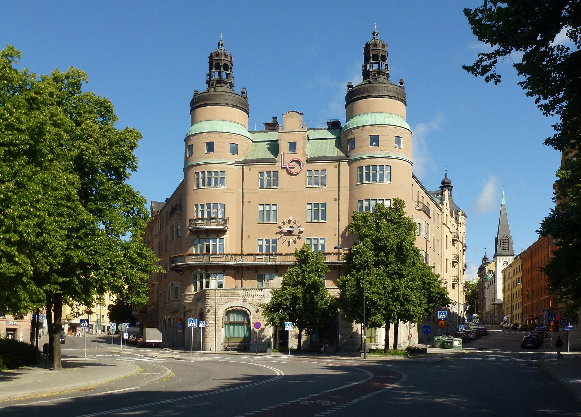 LO-borgen vid Norra Bantorget i Stockholm. Vid torget planerar de protesterande vid Strike Back-manifestationen den 25 augusti att samlas.