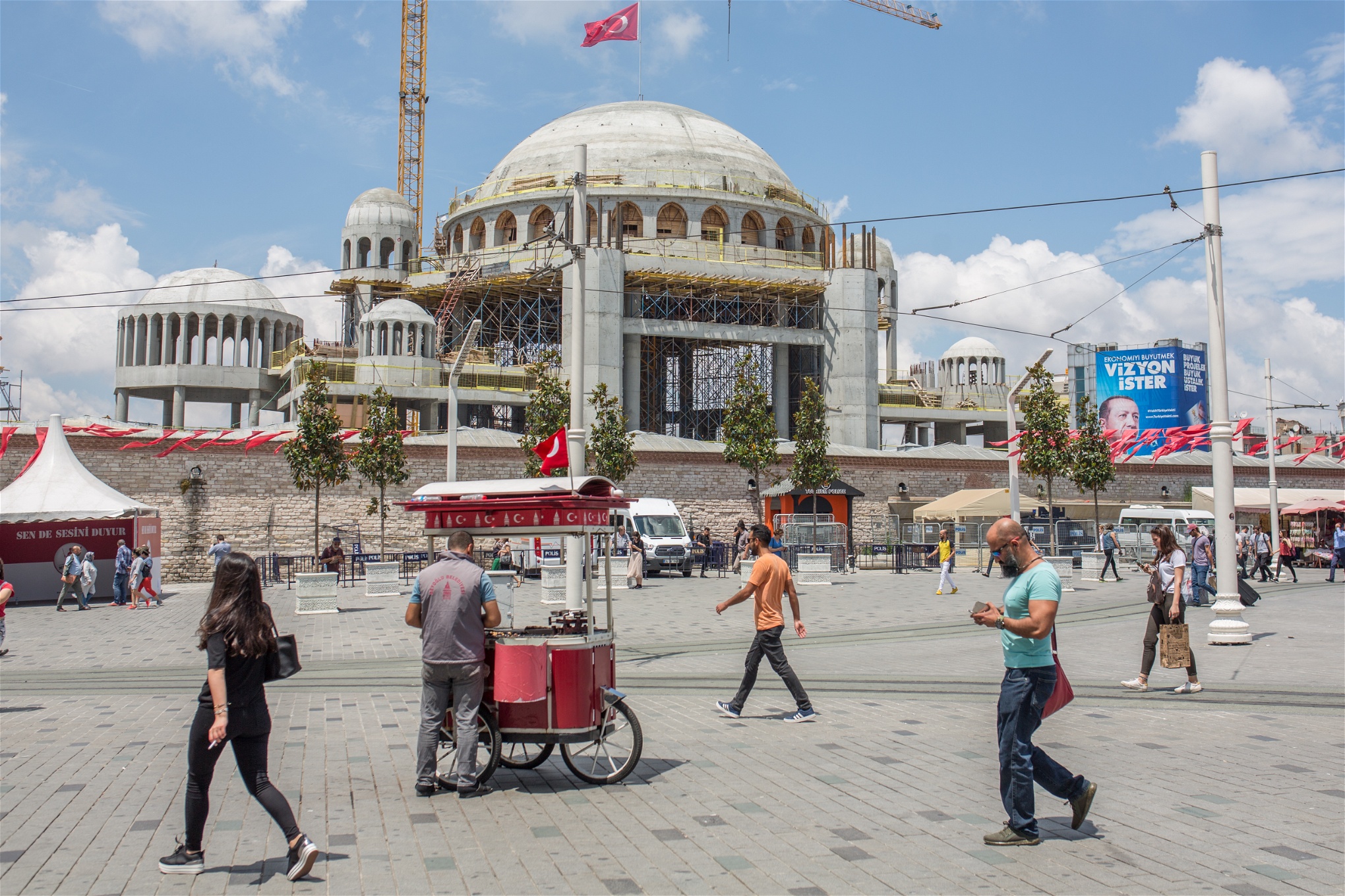 Religionens roll i samhället har blivit en stridsfråga i dagens Turkiet, när regeringen fortsätter bygga allt fler moskéer i tidigare sekulära miljöer. 