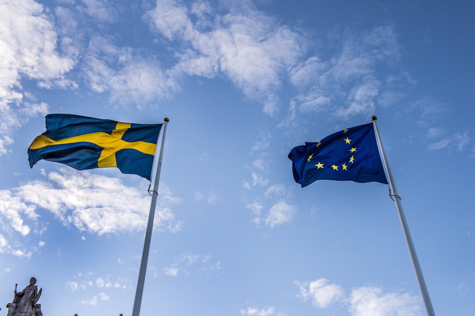 Svenska flaggan och EU-flaggan
